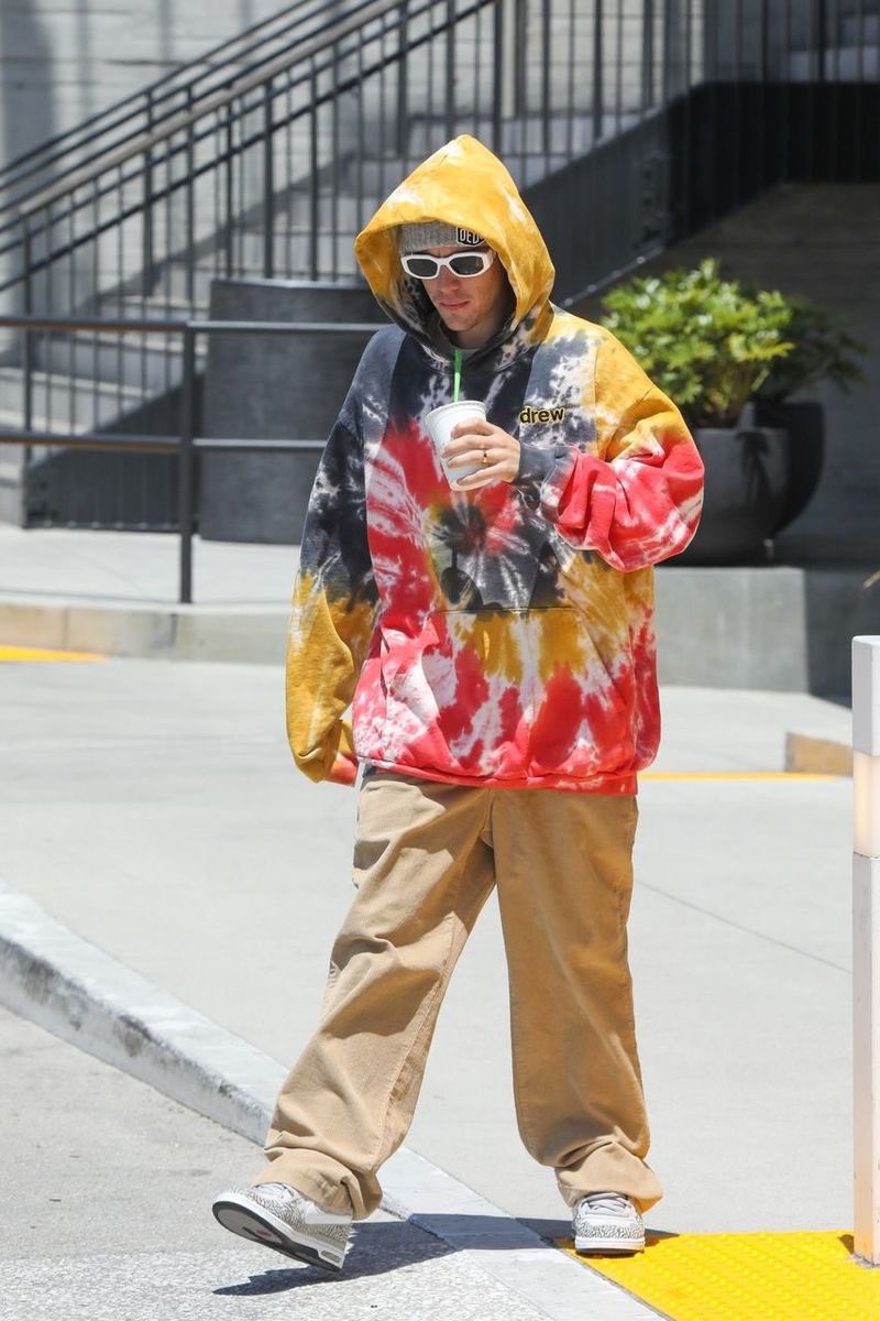 ล่าสุดนี้ จัสตินออกมาเดินเล่นใน Los Angeles รัฐ California ครับ (2)