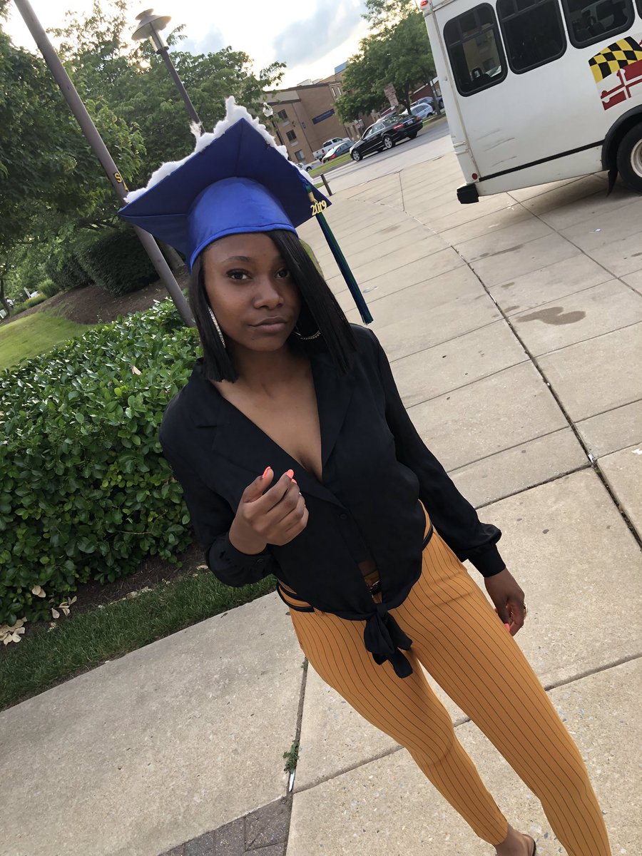 iiammlegendd's tweet photo. “Mama I made it, and I hope I made you proud”☺️👩🏽🎓✨ #2k19Grad🎓 #LakeAlumni https://t.co/MA2s38QUF6