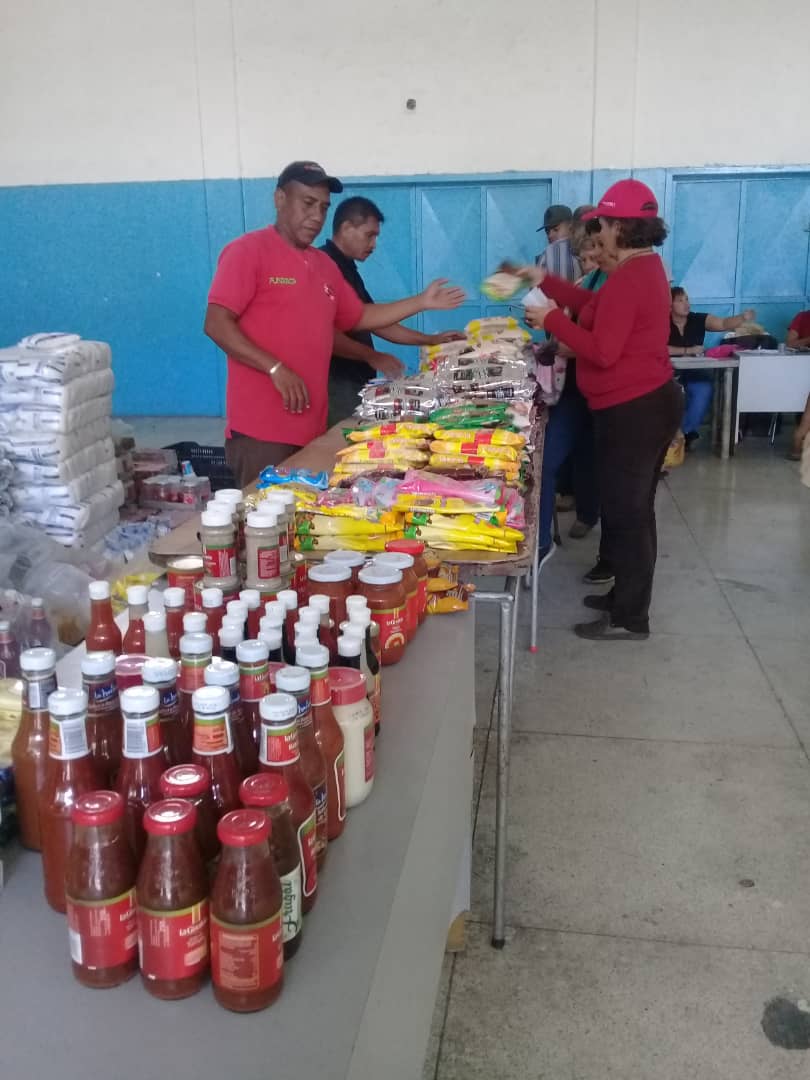 Jornada de alimentación para la comunidad de los clap del eje 3 parte baja de la @empelparaiso gracias a nuestro presidente leal <a href="/NicolasMaduro/">Nicolás Maduro</a> #TrumpDesbloqueaVenezuela #SoyComunicadorClap <a href="/YepfriArguello/">Yepfri Arguello</a> <a href="/FreddyBernal/">Freddy Bernal</a> <a href="/SierraCarlosVEN/">CARLOS SIERRA</a> <a href="/nicolasgpsuv/">Nicolás García</a>