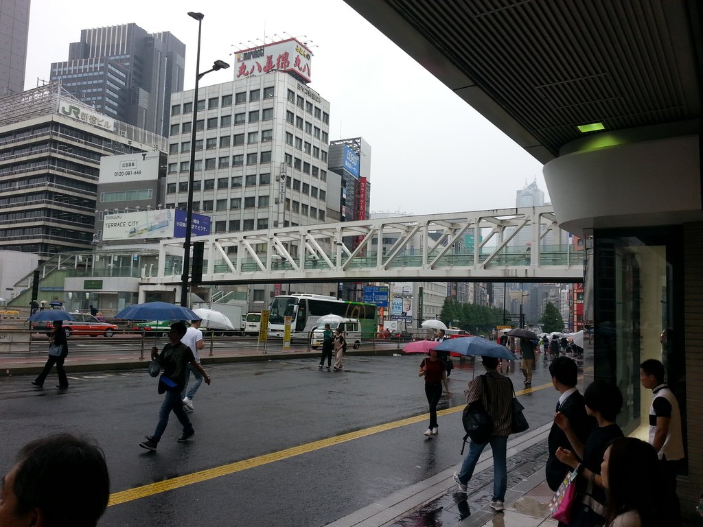 mitchell_epp's tweet image. Watching the parade of umbrellas in Shinjuku station. Rain is a large part of Japanese culture and they have many different words to describe it.#JILC2019