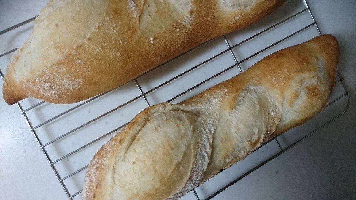 ゆぅふ デブな バゲット ホシノ天然酵母 最近クラストが固いのが悩みだったんですが 焼成時間の見直しで解決 バゲット修行 頑張ります パン 手作りパン おうちパン 手捏ね 石窯ドーム パン作り パン作り好きな人と繋がりたい ゆぅふパン