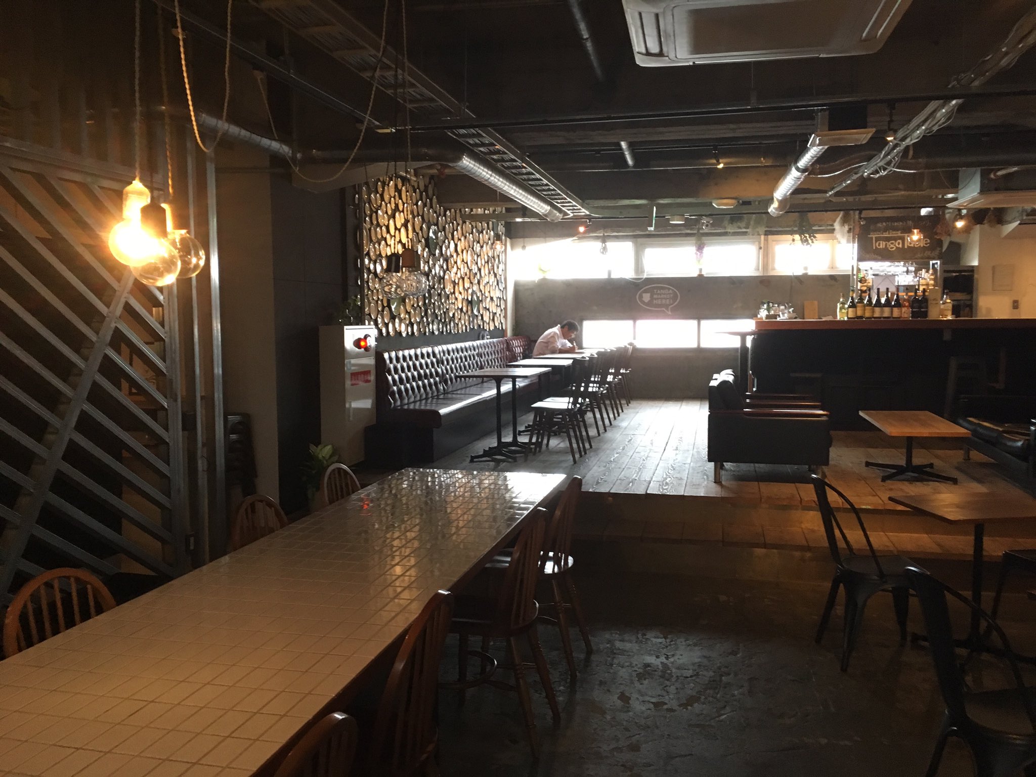 ゆーま フリーランス薬剤師 フォトグラファー ゲストハウス生活1日目は Tanga Table 北九州 旦過市場をイメージした壁 地元の人たちから頂いた皿を壁に オシャレすぎる 朝食はマフィン付き 直前割で一泊00円 北九州 Tangatable ゲストハウス