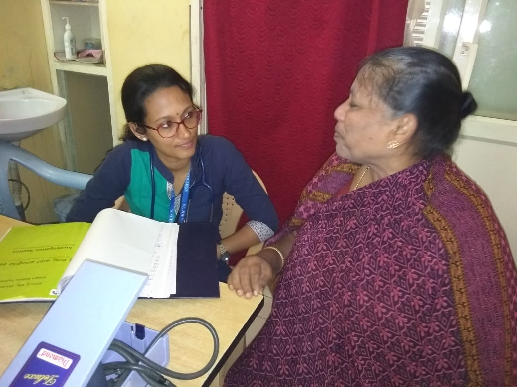 Biocon_FDN's tweet photo. Senior citizens getting check ups done at geriatric clinic camp in Austin town's #eLAJ Smart clinic in #Bengaluru. Know more about our initiatives >> https://t.co/p58BBjiQsK #BioconFoundation #EmpoweringCommunities https://t.co/ygcACJutG1