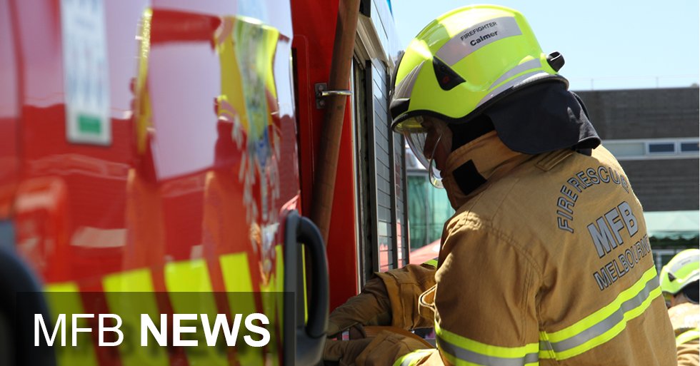 MFB_NEWS's tweet photo. MEDIA RELEASE: MFB firefighters have quickly stopped the spread of a kitchen fire which took hold of a home on Mudgee Street in #BurwoodEast this afternoon. https://t.co/aJZUDbIc41 https://t.co/x4QQxEv0zd
