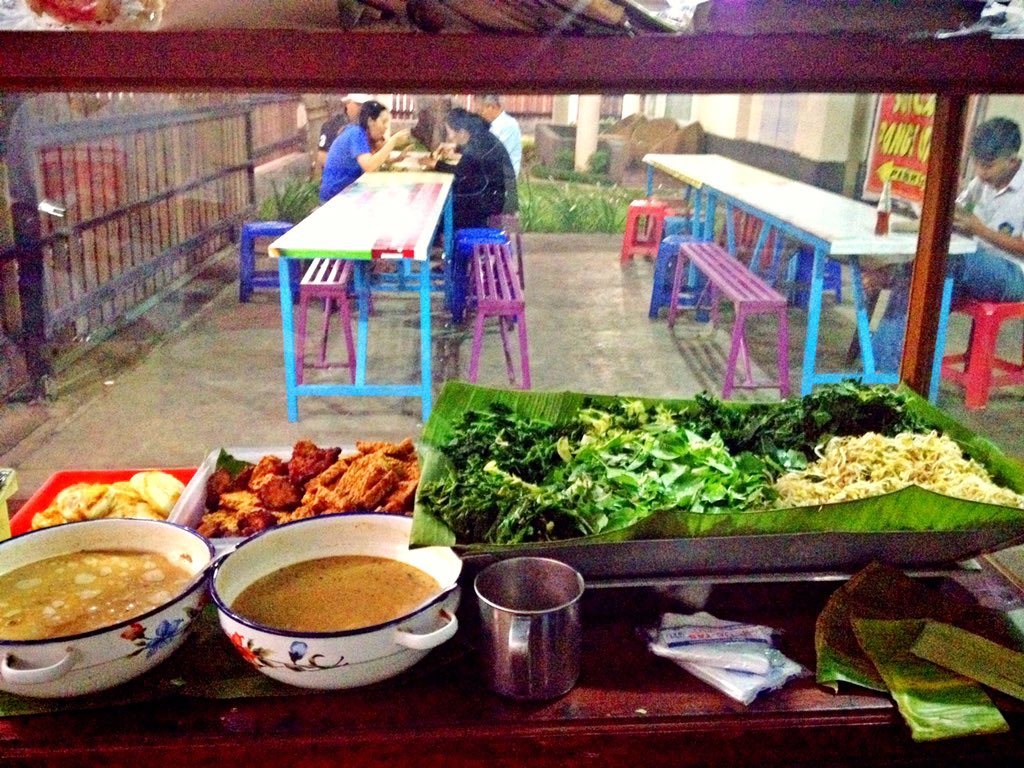 Pecel sarangan dokter pincoek di jalan punten nomer 2  Malang, sampun buka ya Min <a href="/infomalang/">Info Malang</a> 
#lebaranbuka 
#pecelmadiun