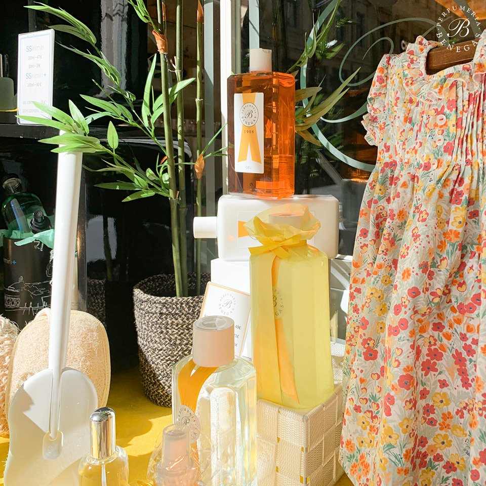 BenegasPerfumes's tweet photo. Qué día más bonito ha amanecido hoy...
Qué luz se cuela en todos los rincones...
¡Buen fin de semana!

#PerfumeríaBenegas #BenegasEscaparate #ShopWindow #BenegasShowcase #Irulea #SSirimiri #Fragrances #BasqueLuxury https://t.co/TGo2DljMSU