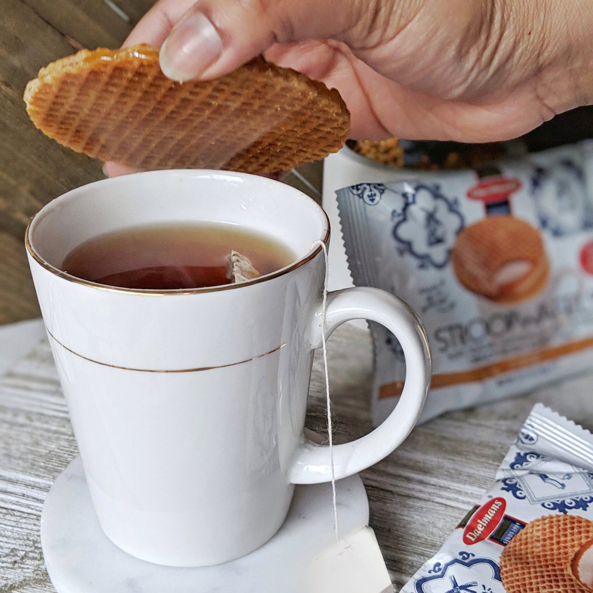 DaelmansUS's tweet photo. .Steam your way through the weekend with the best #AuthenticDutch #stroopwafels around!
#Daelmans #WarmItUpOnYourCup https://t.co/4fxxsN8F07