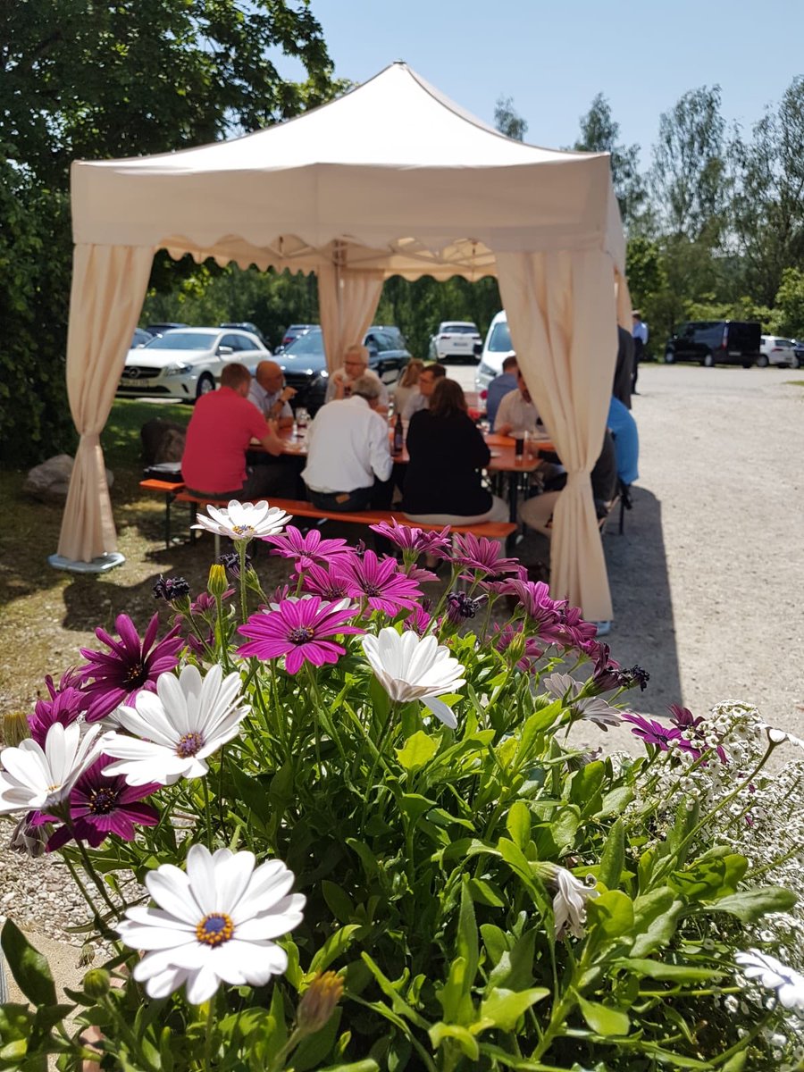 CernerDE's tweet photo. Mittagspause bei strahlendem Sonnenschein ☀️ #SWKT19 https://t.co/GsojErp5OT