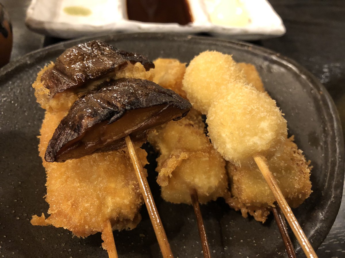 おりえ 綾瀬 串のこたに 看板メニューの串カツ山賊盛り あとは銀ダラの刺身 銀ダラの刺身なんて初めて食べたけど 脂がのってて舌の上で蕩ける ヒラメのエンガワが好きならメロメロになっちゃうやつ 酒はピッチャーでサワーを注文 この量で450円 おりえ 綾瀬 串のこたに 看板メニューの串カツ山賊盛り あとは銀ダラの刺身 銀ダラの刺身なんて初めて食べたけど 脂がのってて舌の上で蕩ける ヒラメのエンガワが好きならメロメロになっちゃうやつ 酒はピッチャーでサワーを注文 この量で450円