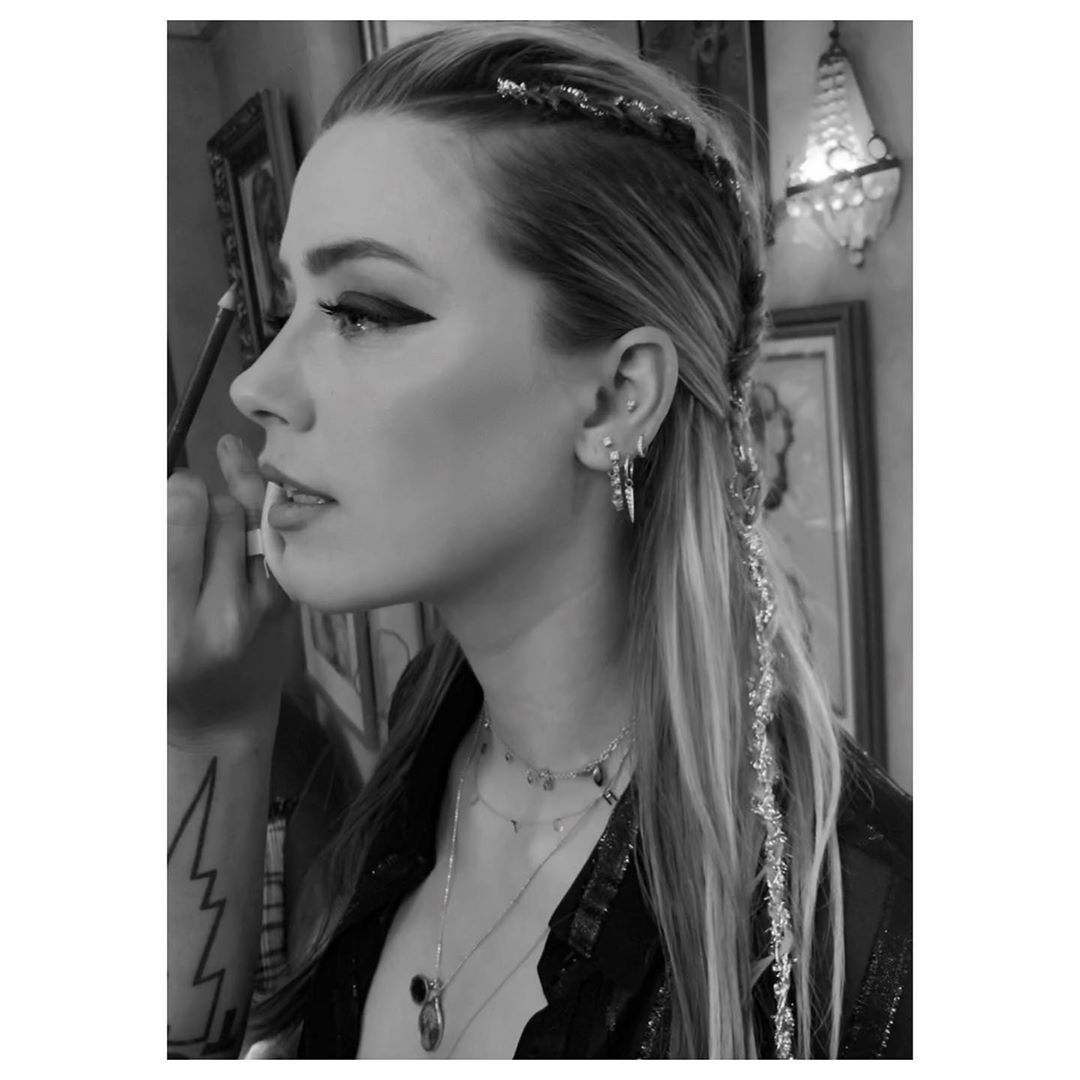 aheardonline's tweet photo. [ 📸 ] Amber Heard a assisté au show Saint Laurent Printemps-Été 2020 hier (jeudi 6 juin 2019) à Malibu, Californie. Petit coup de coeur pour sa tresse pailletée réalisée par Renato Campora 😍
More photos 🔗 https://t.co/agpHrrYNZW https://t.co/MGVt3P74xE
