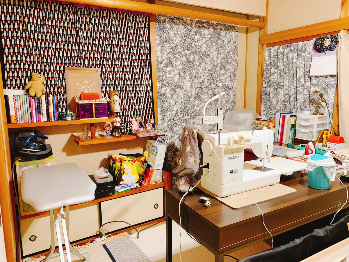 Ladybird Laboratory Sur Twitter 人様の作業環境見るのとても好きなので私も 引っ越してから机の配置にずっと悩んでます ミシンはあとカバーステッチが箱に入れてしまってあるのと 写ってない側にはpcと本棚と生地収納の押入れがあります 製作中以外のドールは Ladybird Laboratory Sur Twitter 人様の作業環境見るのとても好きなので私も 引っ越してから机の配置にずっと悩んでます ミシンはあとカバーステッチが箱に入れてしまってあるのと 写ってない側にはpcと本棚と生地収納の押入れがあります 製作中以外のドールは