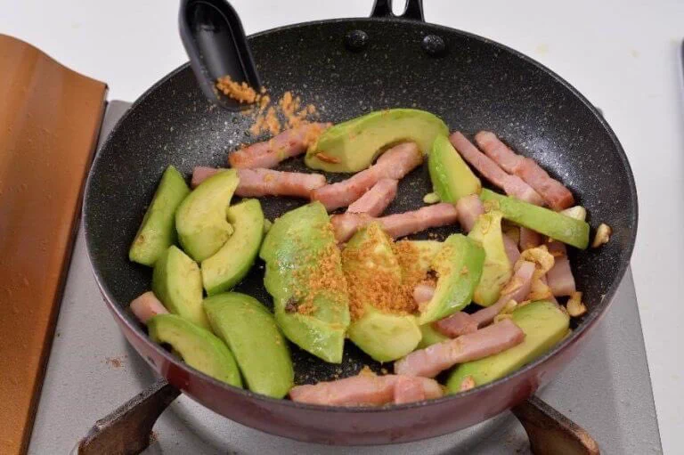 硬めのアボカドを美味しく食べるにはコレだ！