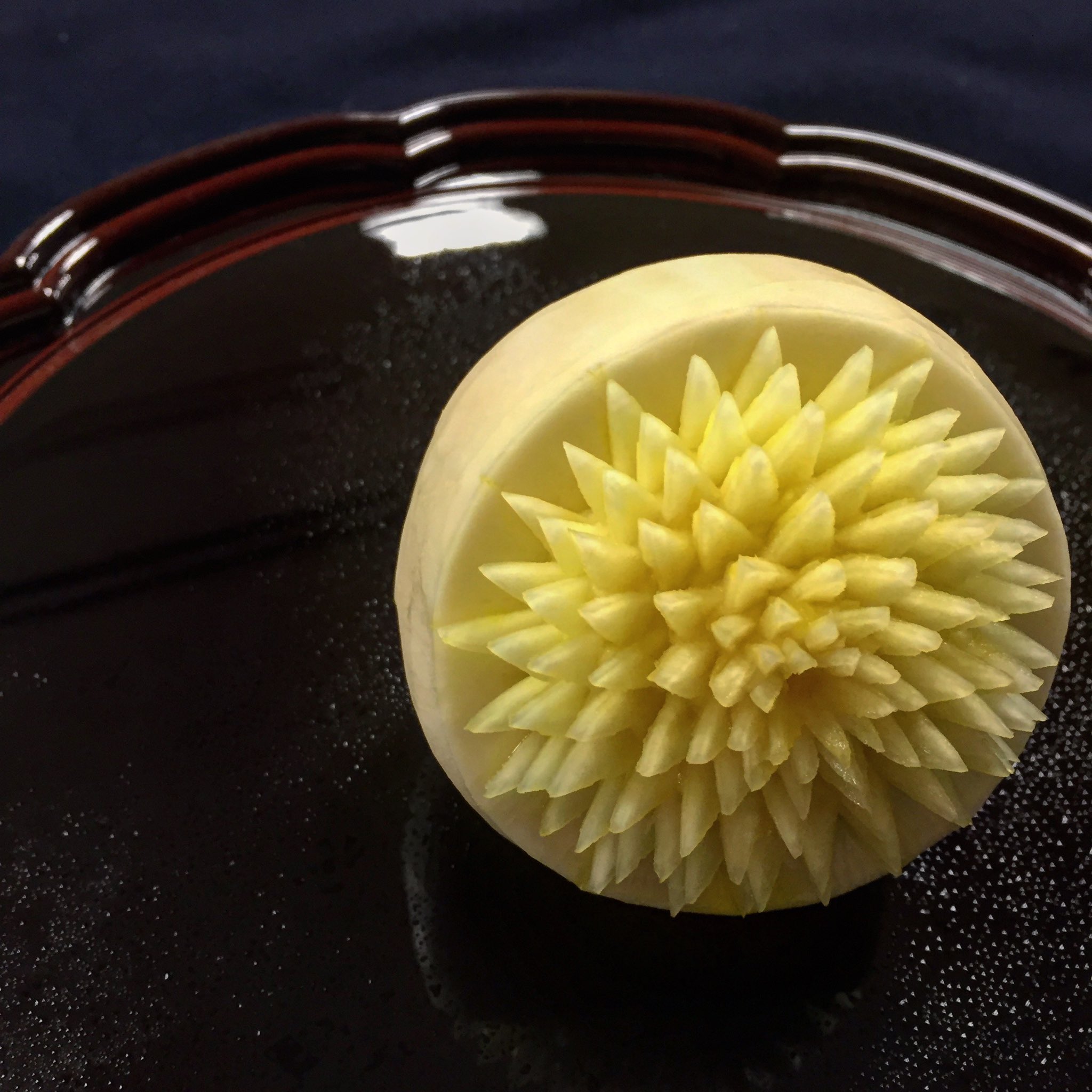 包丁料理人おいりsur Twitter 菊花蕪 左 飾り用右 煮物用 飾り切りhttps T Co Nq1rfr1on1 Twitter