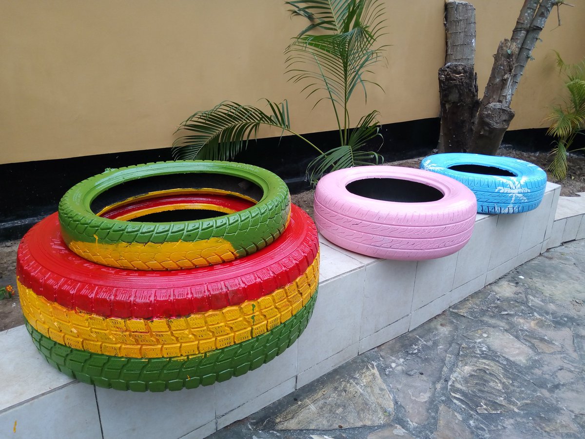 NgowiTv's tweet photo. Usichafue mazingira kwa kutupa matairi. Recycle them. Nyumbani 07.06.2019. kazi hi imefanywa na @DadaConso chini ya project yake ya #TurnTrashIntoArt https://t.co/QTJLqHlqtO