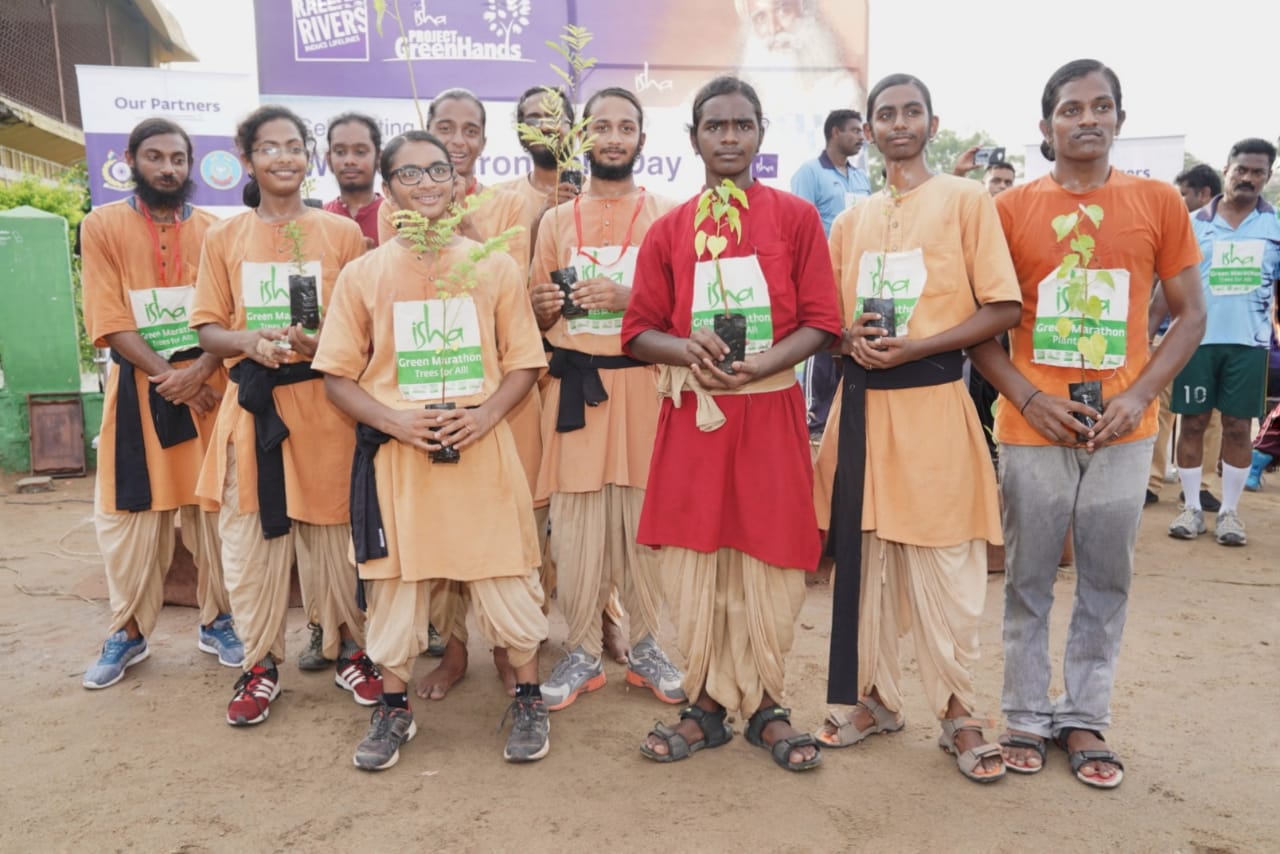 twitter-isha-foundation-isha-volunteers-isha-samskriti-students-isha-vidhya-students-and-the-kovai-athletics-club-also-participated-in-the-marathon-worldenvironmentday-beatairpollution-unenvironment-adoptasapling-at-https-t-co