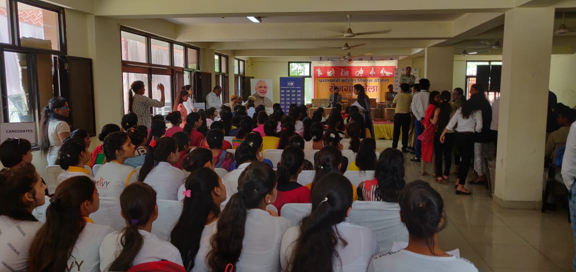 CIIEvents's tweet photo. CII-Model Career Centre in partnership with @DelhiPolice organised #JobFair to place more than 1000 youth, undergone skilling under #YUVAprogram. Jt. Police Commissioner addressed the 15 employers hiring today. @NSDCINDIA @MSDESkillIndia https://t.co/jH9KKfXTKk