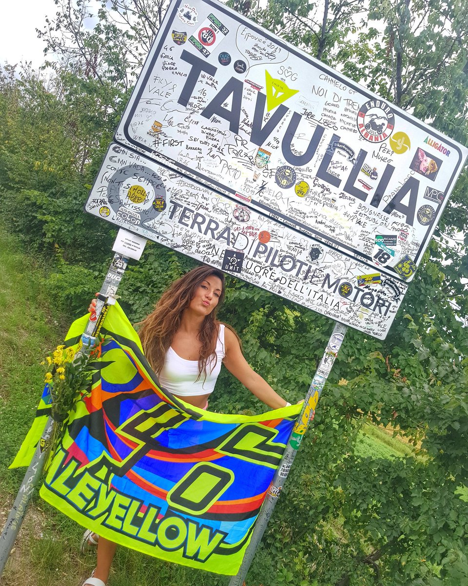 Andreeea46's tweet photo. Quando un sogno si fa realtà 💛💛💛 

#ValentinoRossi #Tavullia #Rossista #VR46 #TheDoctor #LaMecaDeLosRossistas #Italia #ValeYellow #MotoGP https://t.co/VFbqhZZw6i