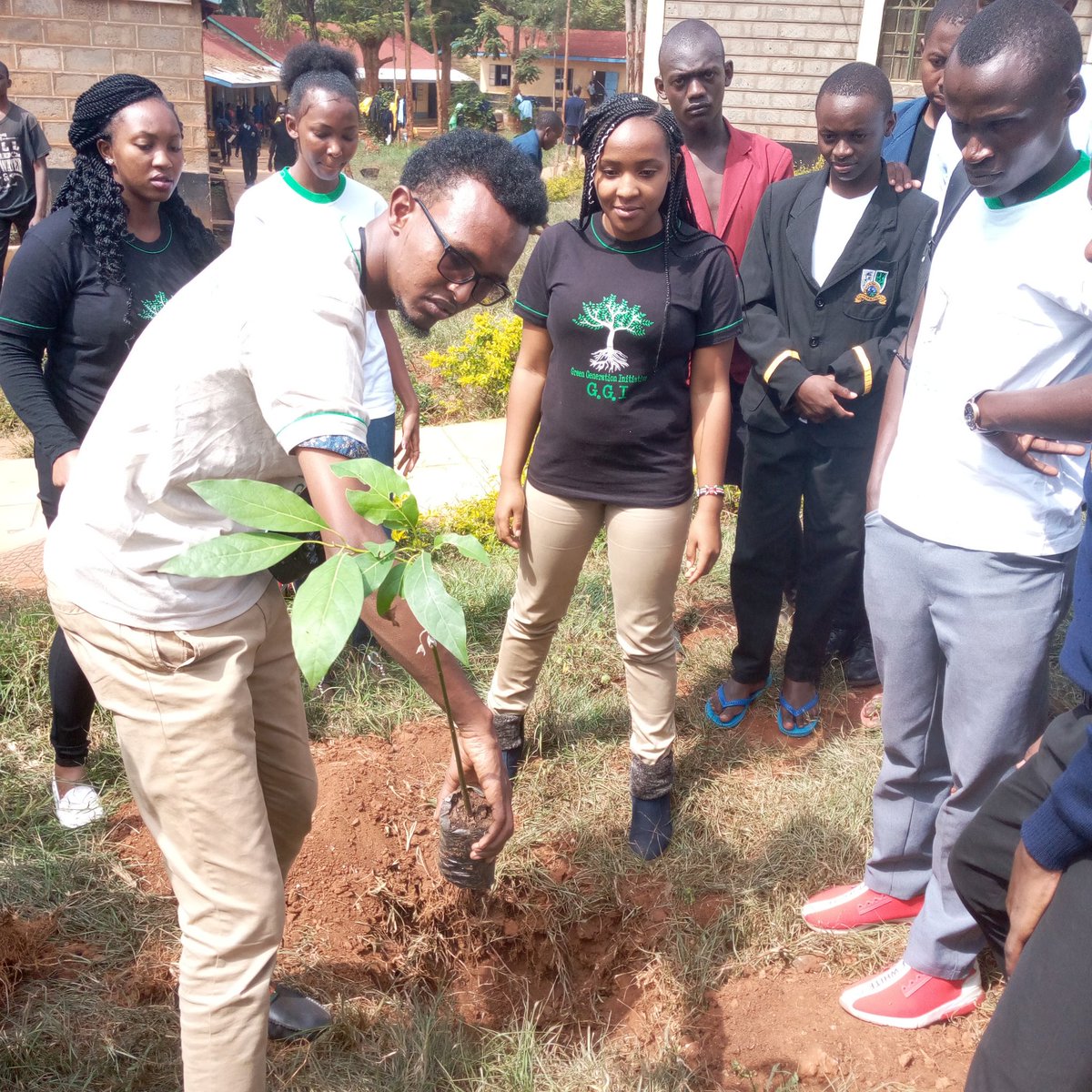 lizwathuti's tweet photo. "Those of us who witness the degraded state of the environment and the suffering that comes with it cannot afford to be complacent. We continue to be restless.If we really carry the burden, we are driven to action. We cannot tire or give up!.," Wangari Maathai. 🌎 🌳 #YoungChamps https://t.co/A57W7HNmRV