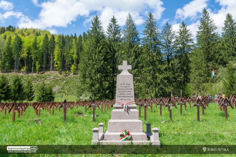 Er staat al 100 jaar een begraafplaats voor Hongaarse soldaten WOI/WOII. Roemeense gemeente dichtbij plempt er 52 (!!) grote betonnen kruizen neer, elk met opschrift “onbekende Roemeense held”. Alsof er dus een heel contingent Roemenen begrafen zou liggen. (Zie foto’s voor/na)