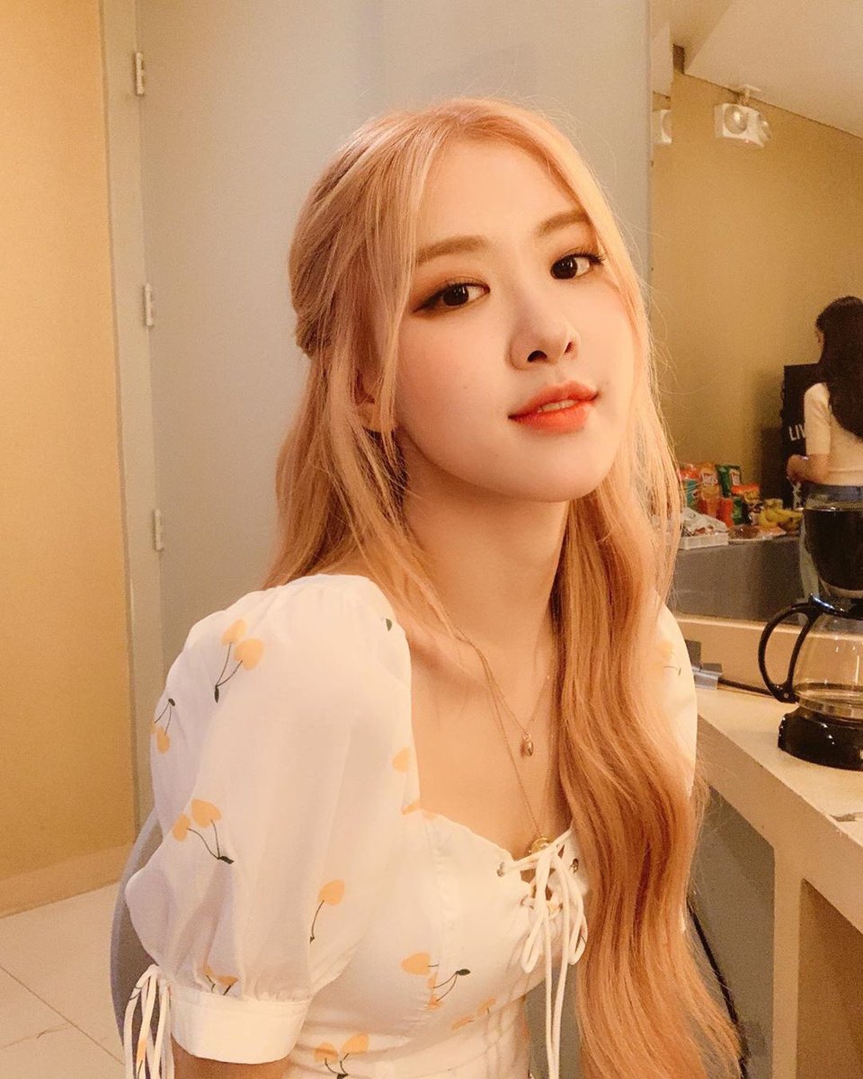 BBU_BLACKPINK's tweet photo. [IG] 190607— roses_are_rosie Instagram Update: 

Love u philippines 🌻

#BLACKPINK @ygofficialblink https://t.co/rQCMwHtoZg