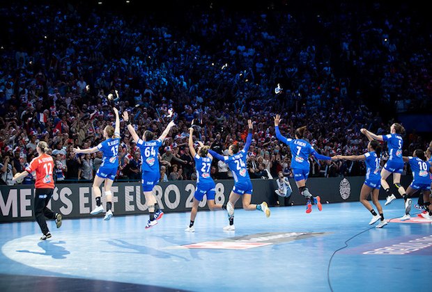 WomenSports_fr's tweet photo. L’équipe de France féminine de handball, (entre autres) championne du monde : “Sommes-nous, nous aussi, légitimes à recevoir la légion d’honneur ?”. Béatrice Edwige, a adressé, un message à l’Élysée... #handball #WomenSports #girlpower ▶️https://t.co/BmRmxmbPtM https://t.co/HePRjIi0Y7
