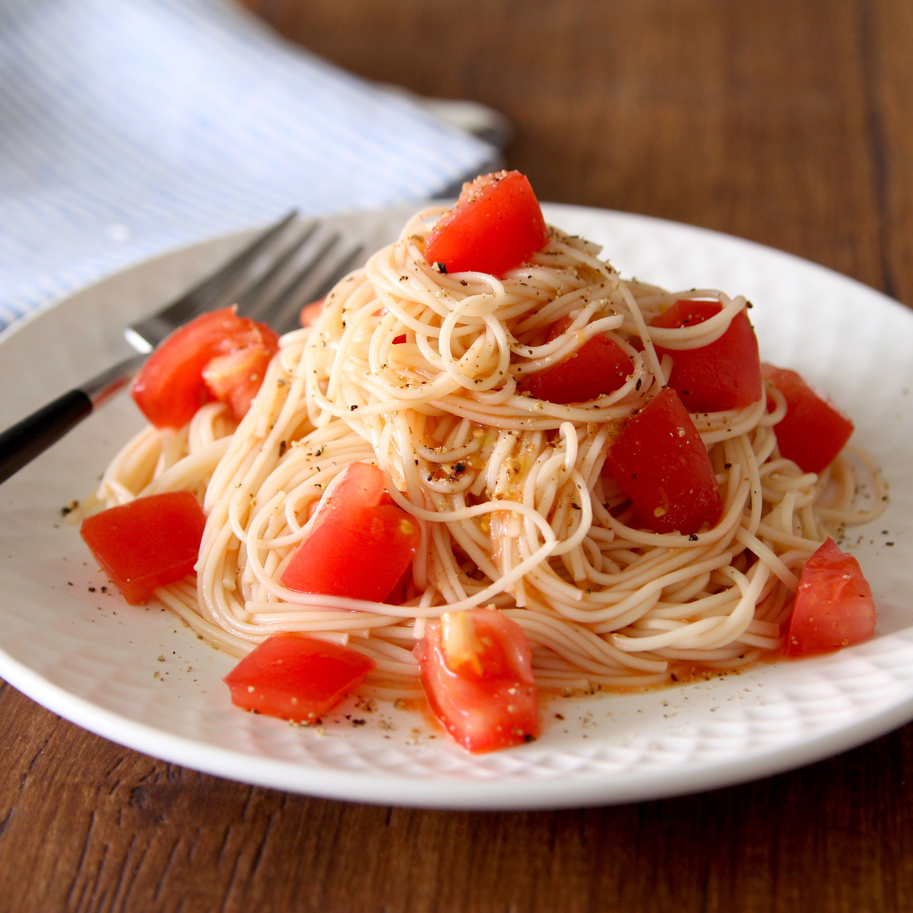 ラク速レシピのゆかり Toroaスイーツ開発 料理家 そうめんで 冷製パスタ 作るとき 鶏ガラスープの素 入れるとおいしさが爆上げされるので全力で推したい 無性にまた食べたくなる味 トマト1 2個 オリーブオイル大さじ1 2強 めんつゆ大さじ1 2 鶏