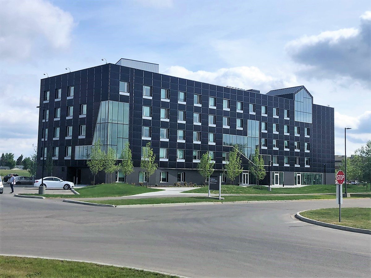 HouseHabitat's tweet photo. Visita a Red Deer College, residencia de estudiantes en Alberta (Canadá) con 145 estudios y zonas comunes en 5 plantas con estructura de pilares, forjados con #GLT (Glue Laminated #Timber) y #entramadoligero de #madera en fachadas. https://t.co/6jCW9K5erl
