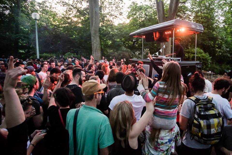 PopTopEvents's tweet image. Le célèbre Dj Truck est prêt pour fêter l'été ! ☀️🎶🎉 
Quoi de mieux qu'une foule en délire autour de notre célèbre 4x4 pour la fête de la musique ?
Plus d'infos sur poptopevents.com 
#DjTruck #Dj #Truck #PopTopEvents #Events #LandRover #Summer #Musique #Fête #Music