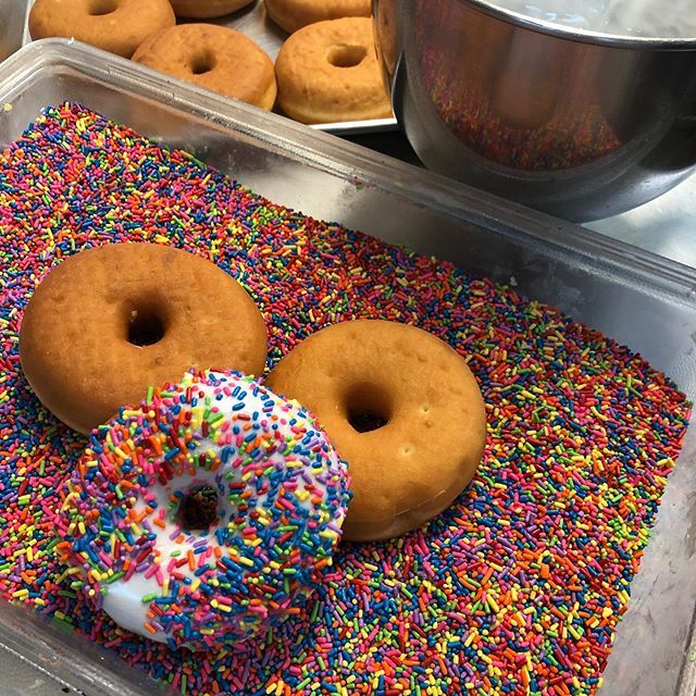 bartonsbakeshop's tweet photo. Good morning!!! It’s National 🍩 Day...#bartonsbakeshop #nationaldonutday #donuts #pittsburghbakery https://t.co/Wzk6BsG81a