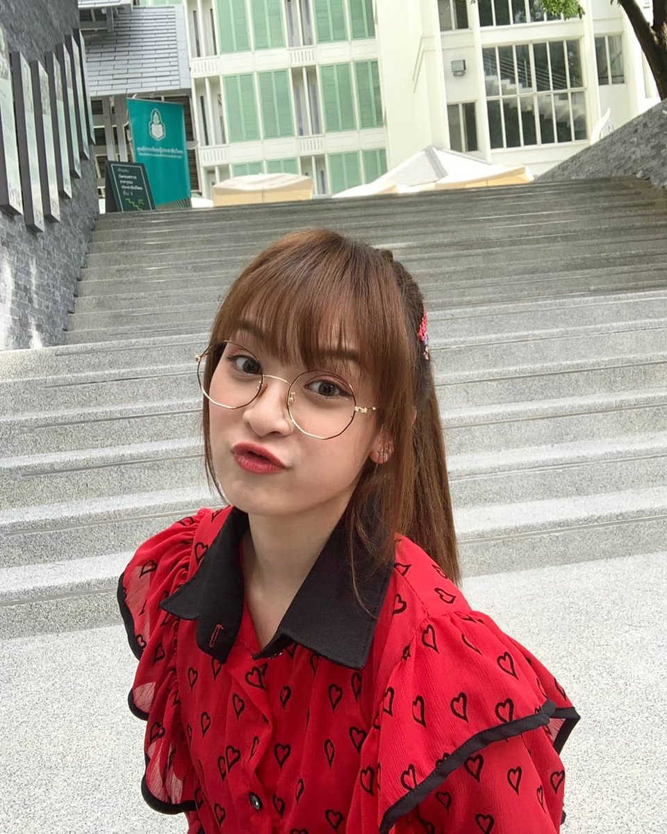 NewCharming's tweet image. น้องนิวใส่แว่นดูใสๆ ธรรมดาๆ
แต่ยิ่งมองยิ่งสวยมีสเน่ห์จริงๆ
😊😍
#NewBNK48
#BNK48