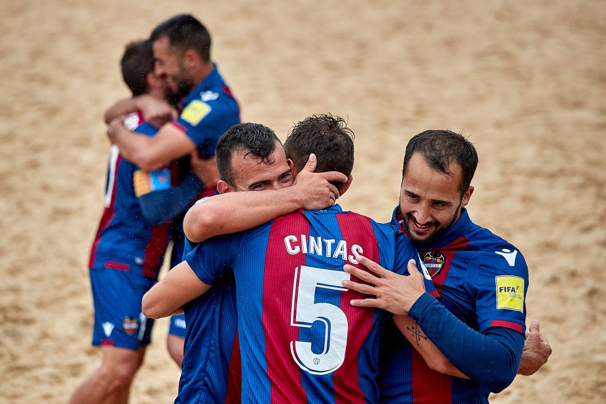 LUDfutbolplaya's tweet photo. MATCHDAY | Cuartos de final de la #EuroWinnersCup frente a otro rival de tronío. ¡No os lo podéis perder! Vamos a por las semis. 🔵🔴

📺 https://t.co/L2pdlF9sZZ
🆚 @fclokomotiv.
⌚️18:45 horas.
🏟️ #Nazaré. https://t.co/RxReNWavSp
