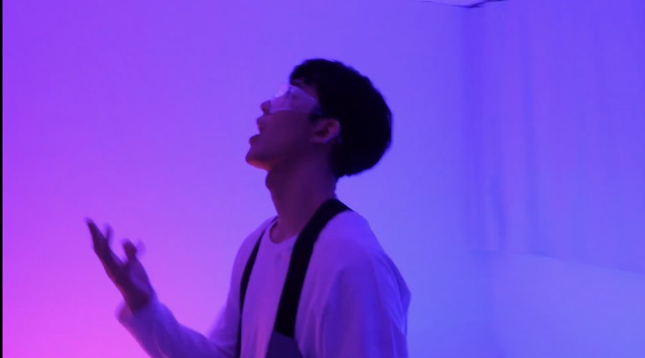 yoonchul_pics's tweet photo. [CAPS] From his new music video “when i see ur phone” 💖💖💖 https://t.co/PJaQ48hFtX