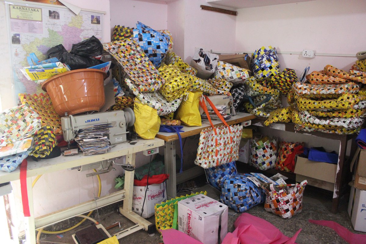 sourav_26's tweet photo. Once supported by Christ University, these SHG women are now running their end to end business independently in Janakiram Slum of Bnglr. Waste to livelihood. @iscf_goi #ISCF2019 #Smartcitiesmission #Mohua #TeamIntegrate https://t.co/tOkZK9lriH