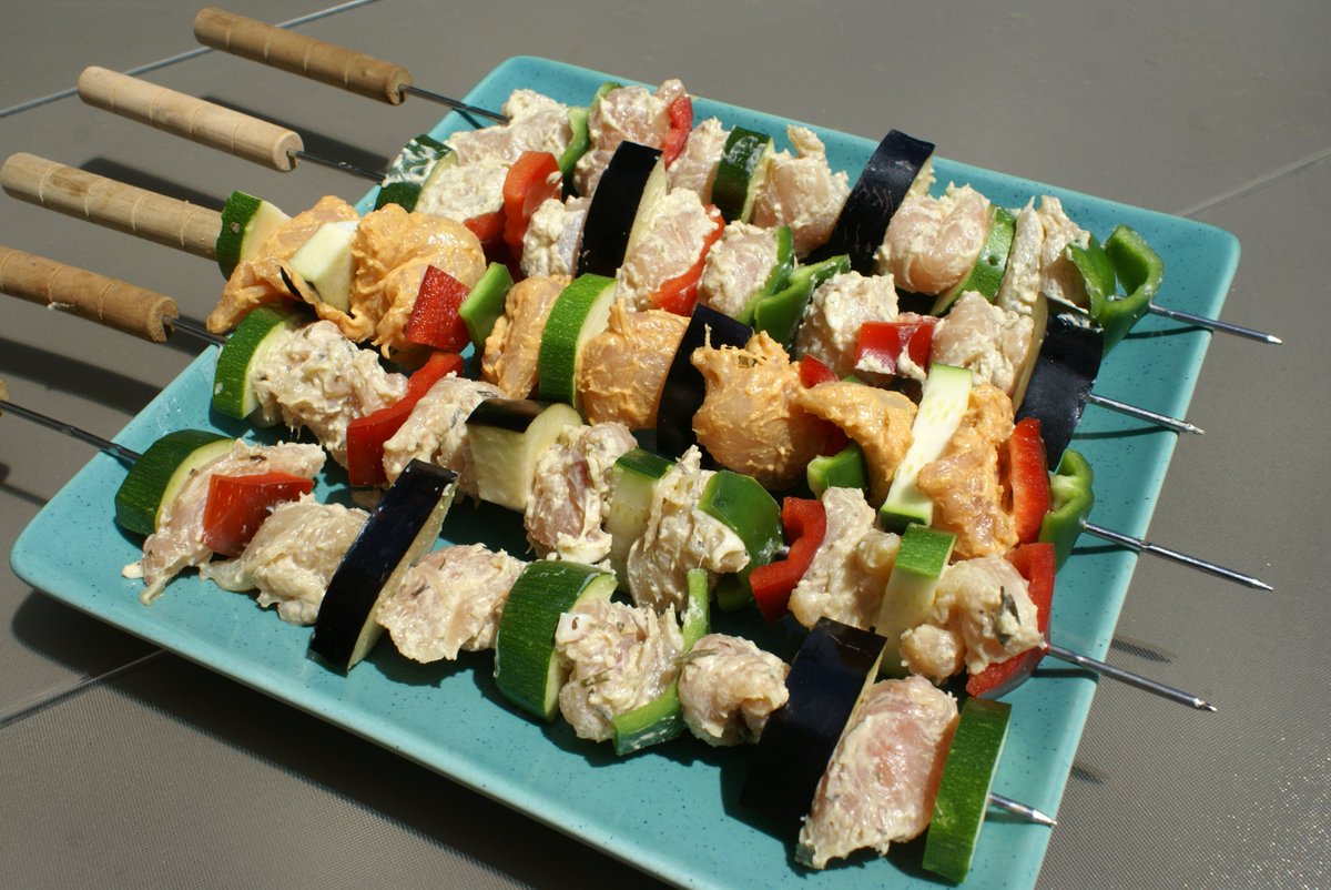 MMIEUM's tweet photo. Recette MieuM du jour : Brochettes de poulet MieuM
du poulet, les légumes bio de saison @biocoop @_LaVieClaire @_NATURALIA 
Recette complete : https://t.co/cAEca1KNGj

C’est Beau, c’est Bon, c’est #Bio, c’est #Sain, c’est MieuM !
#nutriscoeaA #sansadditif #nutrition #gourmand https://t.co/4Qm2fjdEyM