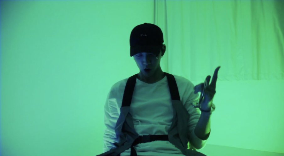 yoonchul_pics's tweet photo. More screencaps from Kinda’s new music video “when i see ur phone” 👏🏼 https://t.co/Da3NjDIByF