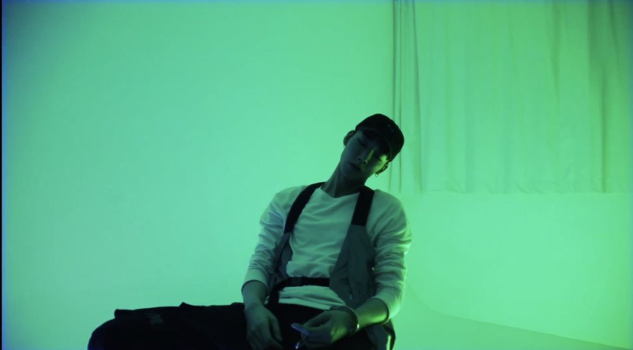 yoonchul_pics's tweet photo. More screencaps from Kinda’s new music video “when i see ur phone” 👏🏼 https://t.co/Da3NjDIByF