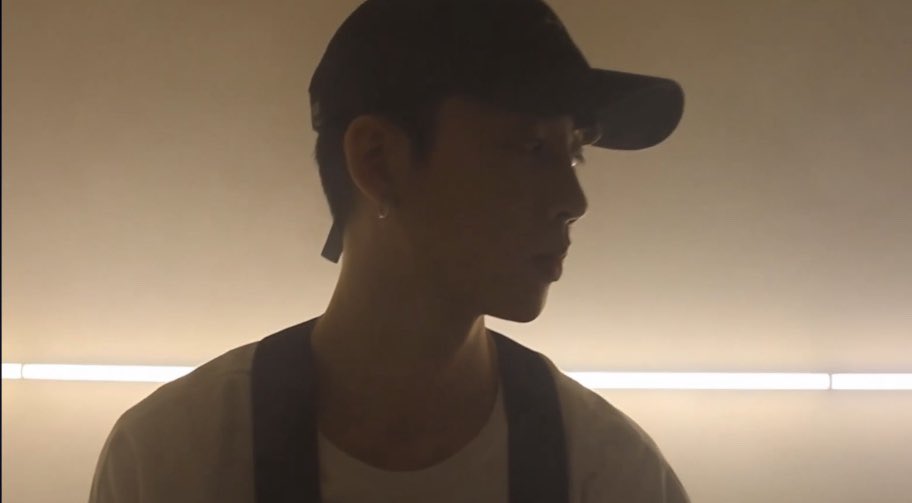 yoonchul_pics's tweet photo. More screencaps from Kinda’s new music video “when i see ur phone” 👏🏼 https://t.co/Da3NjDIByF