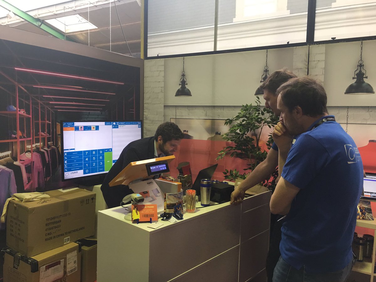 MorganeMullet's tweet photo. La solidarité c’est ... @ThatVogel de @PayGreen_fr qui fait une démo de la #caisse d’#OasisCommerce aux équipes de @WebetSolutions https://t.co/VhOdiUBQGj