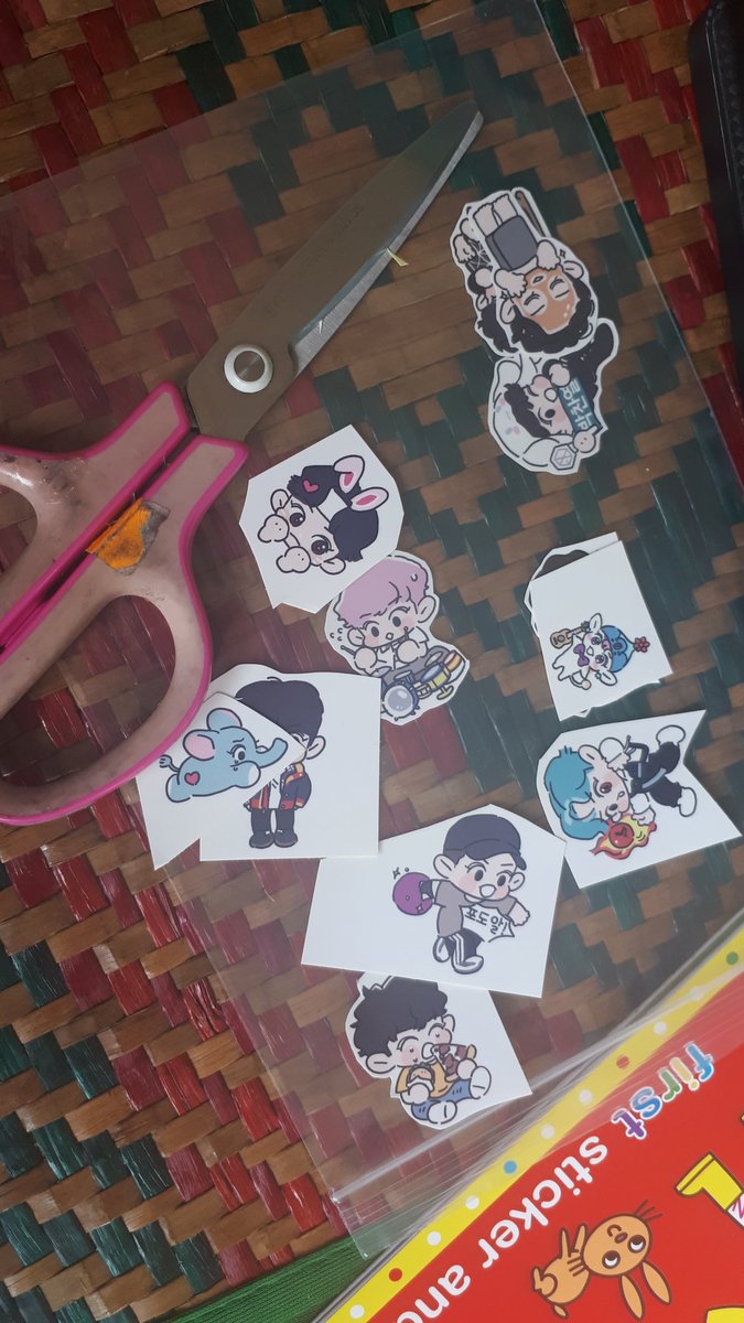irregularglxy's tweet image. While waiting for guests, I am cutting my stickers. Suddenly my dad came with a ziplock. "Here, keep in this..."

#supportivedad hehe 😘😘😘😘