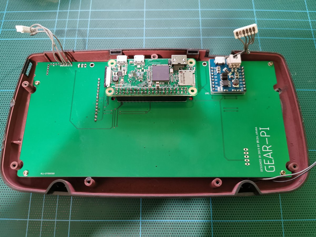 edu_arana's tweet photo. Mi solución para aquellas #gamegears muertas que tenemos en un cajón. Mi placa reemplaza completamente el Pcb original. Reutilizo el amp. de audio y la fuente original. usando una #RaspberryPi #zero. Requiere un mínimo de modding en la tapa trasera. This is GEARPI baby 😏😊 https://t.co/3Hhg8dZgse