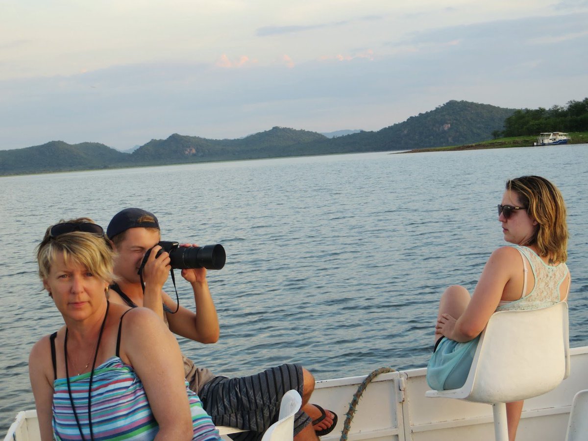 KaribaHolidays's tweet photo. The little pools in the bush have dried out and all the animals are having to visit the lake shoreline for their first &amp; last drinks of the day. Best time to view game by boat. Another reason to visit Kariba this winter! https://t.co/BRG6GjpRao