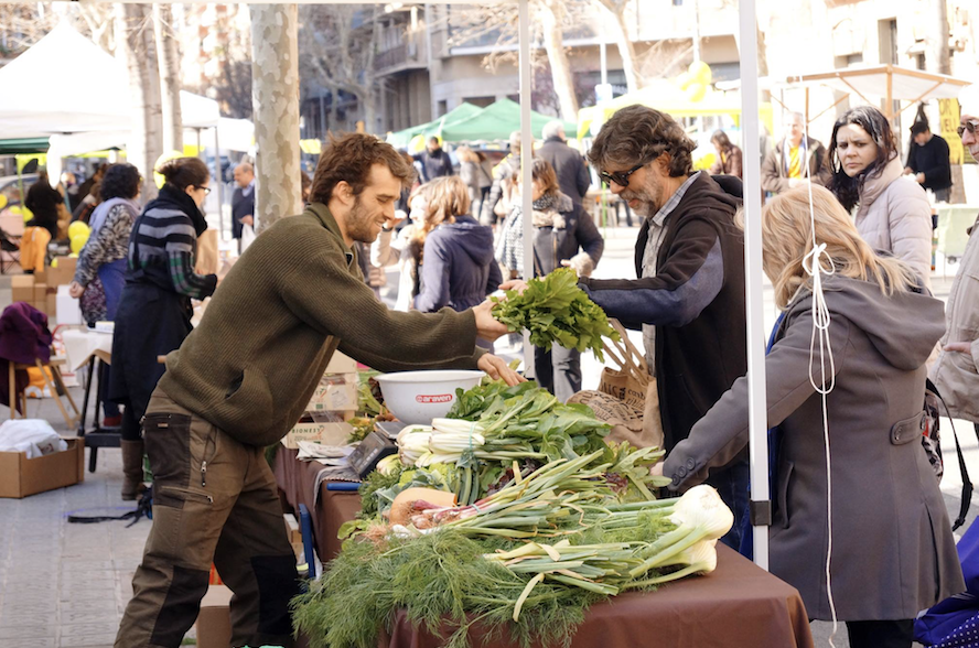 Bcn_Eixample's tweet photo. #MercatsDePagès L'entitat #Germanetes omple de vida i d'aliments saludables l'#EixampleEsquerra. Encara no coneixes el mercat de pagès del barri? 🙀 Vine, tasta i compra! 🌿Organitza @MercatDePages

ℹ️ Tota la informació dels mercats de la ciutat aquí https://t.co/HbYA9C3dVf https://t.co/ry1fsmbKpl