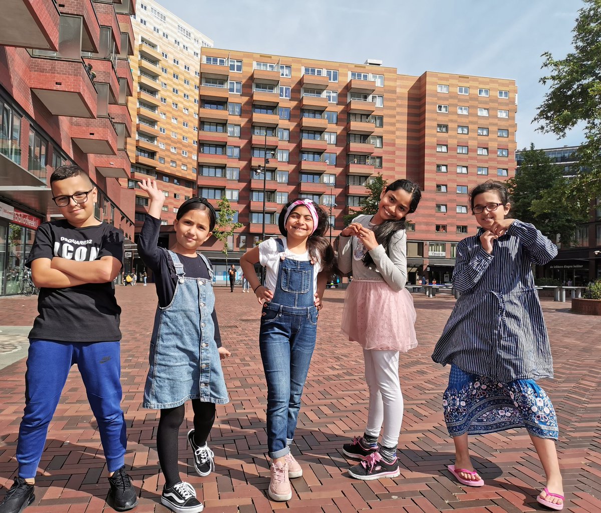 Bij mooi weer willen we bij de Filmclub Waterlandplein het liefst naar buiten. Maar natuurlijk wel om te filmen! Gisteren hebben we buiten een nieuwe leader opgenomen voor de Filmclub.