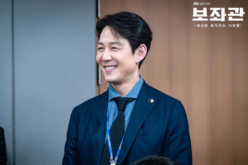 jtbclove's tweet photo. JTBC 금토드라마 #보좌관 첫 방송 D-7!🎉
스페셜 방송 <보좌관 - 당신이 모르는 이야기>

#이정재 #신민아 #이엘리야 #김동준
주연 배우들의 댓글 코멘트!

그리고 현직 보좌관의 리얼한..폭로?!
오늘(금) 밤 11시 본방사수~

<보좌관 - 세상을 움직이는 사람들>
6월 14일(금) 밤 11시 첫 방송 https://t.co/KHQetRBaSy