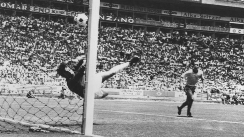 BBCMOTD's tweet photo. #OnThisDay in 1970, @Pele was shouting "GOL!"
But it wasn't a goal.
Because Gordon Banks was in front of him, making the greatest save of all time
🎥👉 https://t.co/Vx6rFH2I1i
The save and the man - never forgotten
#RIPGordonBanks https://t.co/JaxmuEfAwJ