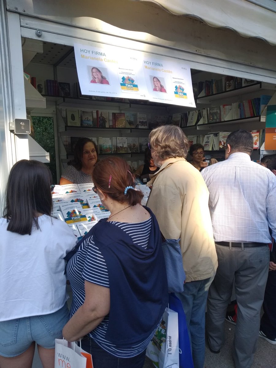 EditorialEdaf's tweet image. ¡Gracias a todos los que ayer nos acompañasteis en la firma de @MarianelaCastes en la @FLMadrid! ✍🏻✍🏻 #exitazo #graciasLectores #Psiconeuroinmunología #FLM19