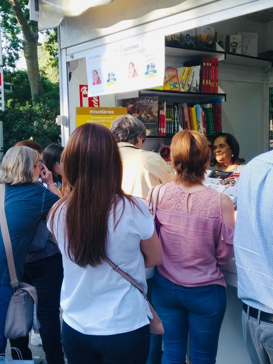 EditorialEdaf's tweet image. ¡Gracias a todos los que ayer nos acompañasteis en la firma de @MarianelaCastes en la @FLMadrid! ✍🏻✍🏻 #exitazo #graciasLectores #Psiconeuroinmunología #FLM19