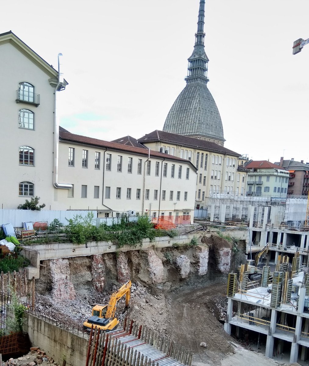 alby_bla's tweet photo. Continua la distruzione dei muri ritrovati nel cantiere, già interessato da scavi archeologici.Chiederei a @twitorino e a @MiBACT_Piemonte se la situazione è monitorata. si tratta dei resti dei bastioni settecenteschi, delle caserme di inizio ottocento, o di altro?
@StampaTorino https://t.co/n68SNurKz8