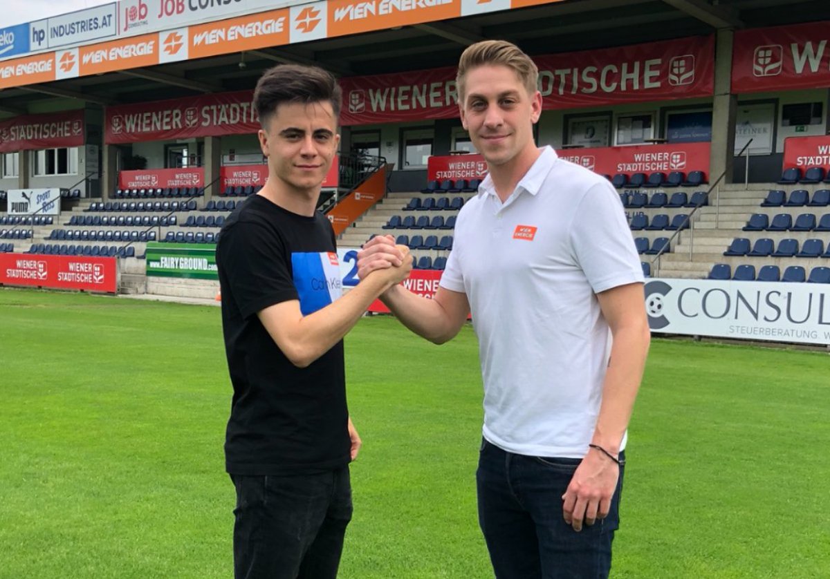 FACWien's tweet photo. Martin #Pajaczkowski bleibt dem FAC für eine weitere Saison erhalten! 😃💪 Der Flügelflitzer hat seinen Vertrag bei den Blau-Weißen verlängert und brennt schon jetzt wieder auf die neue Saison. Weitere Infos gibt es hier 👉https://t.co/8OEuGc14hS 💙
#FAC #Wirfürden21 https://t.co/kOmuM7dBcL