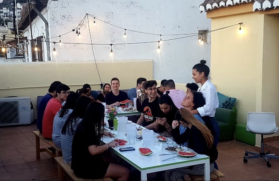 StudentsSuites's tweet photo. Esta fórmula es incuestionable:

Buen tiempo + Terraza = Momentazos 🤩
. 
#StudentsSuites #StudentsXD #StudentsLife #Students #XD #Terraza #Cena #Dinner #SunnyDay #VidaStudents #Granada #UGR #Residencia https://t.co/SNzwzMrgqL